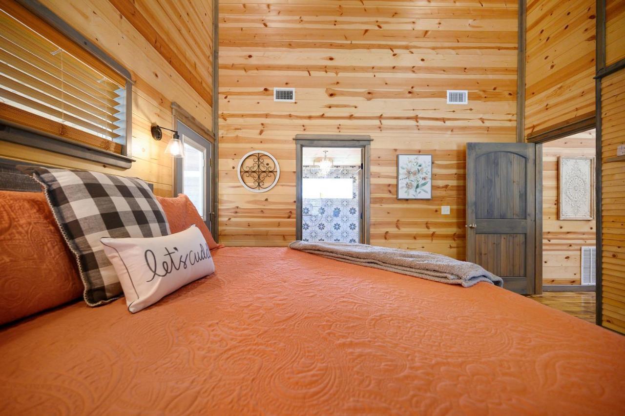 Convenient Romantic Hot Tub Bbq 3-Night Special! Broken Bow Eksteriør billede